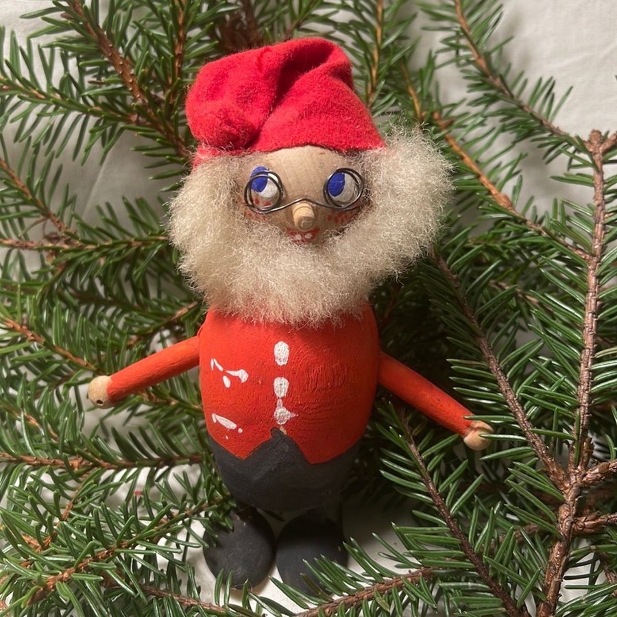 Gammal tomte figur i trä jultomte trätomte