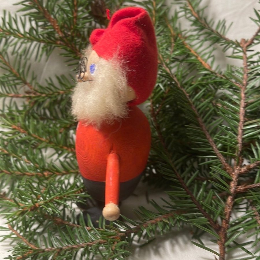 Gammal tomte figur i trä jultomte trätomte