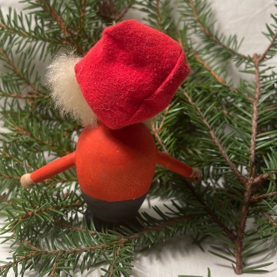 Gammal tomte figur i trä jultomte trätomte