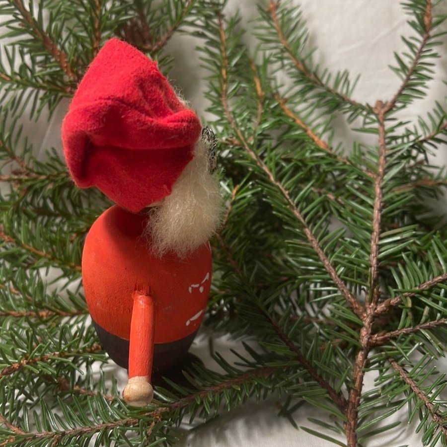 Gammal tomte figur i trä jultomte trätomte