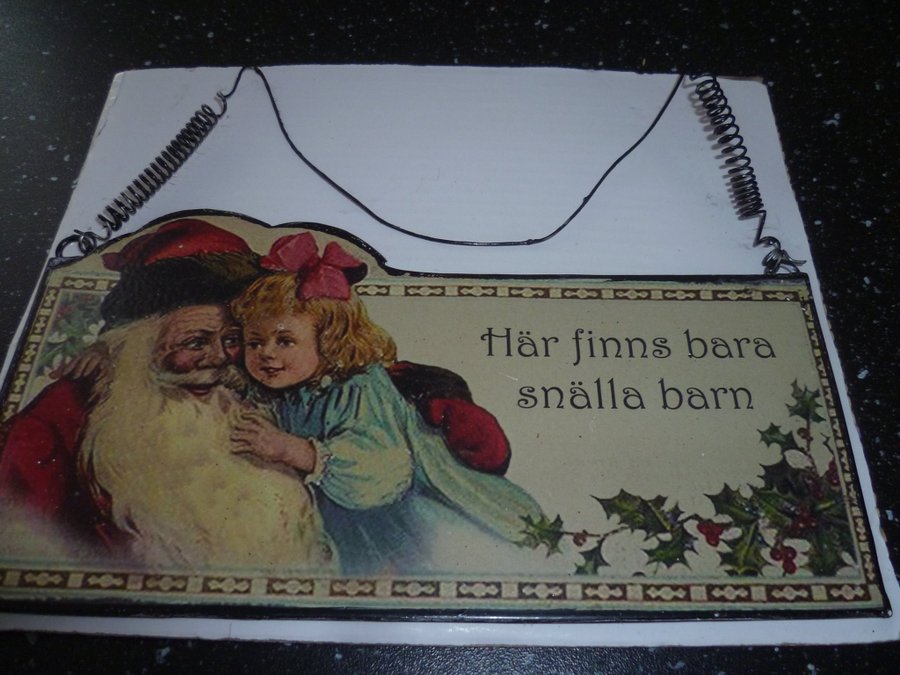 Julskylt med tomte och barn