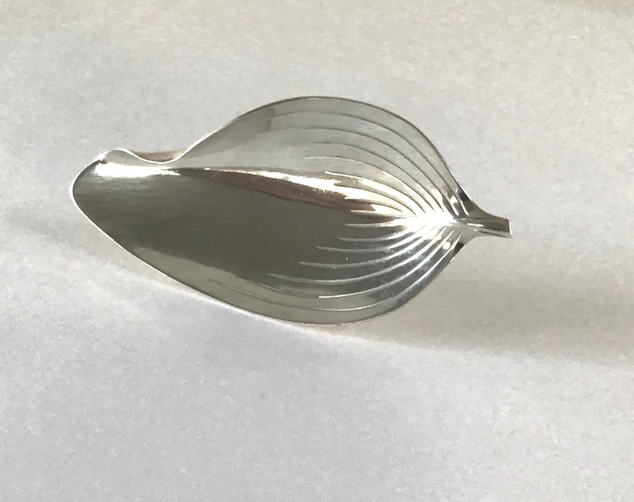 Dansk design broche. Stor elegant blad i massivt sterling sølv. Viggo Wollny.