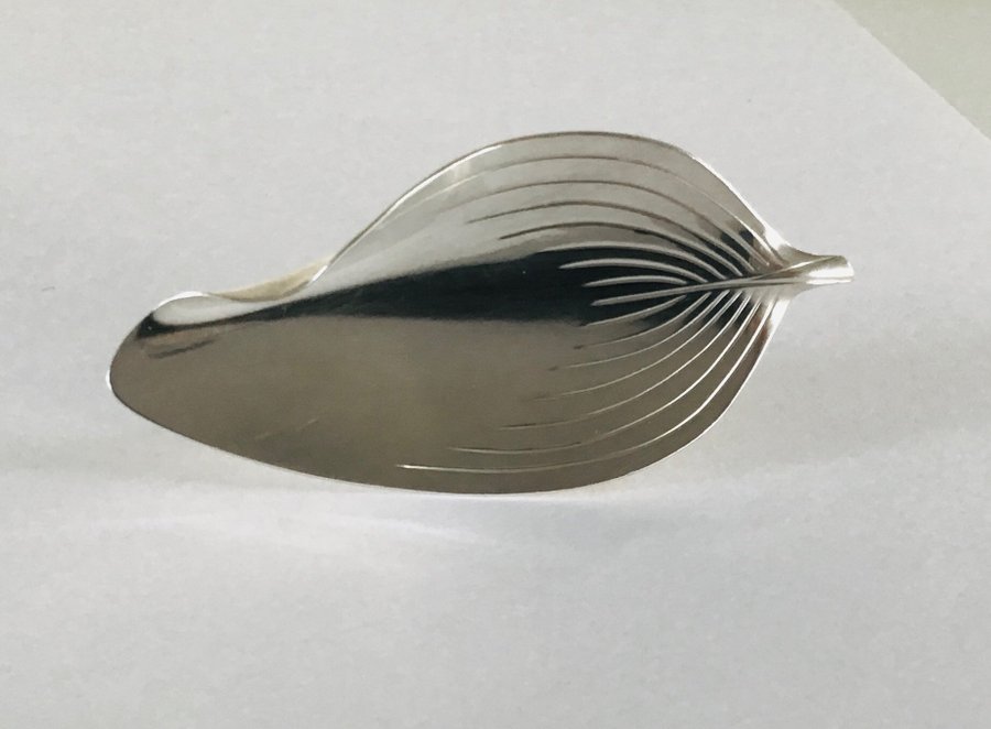 Dansk design broche. Stor elegant blad i massivt sterling sølv. Viggo Wollny.