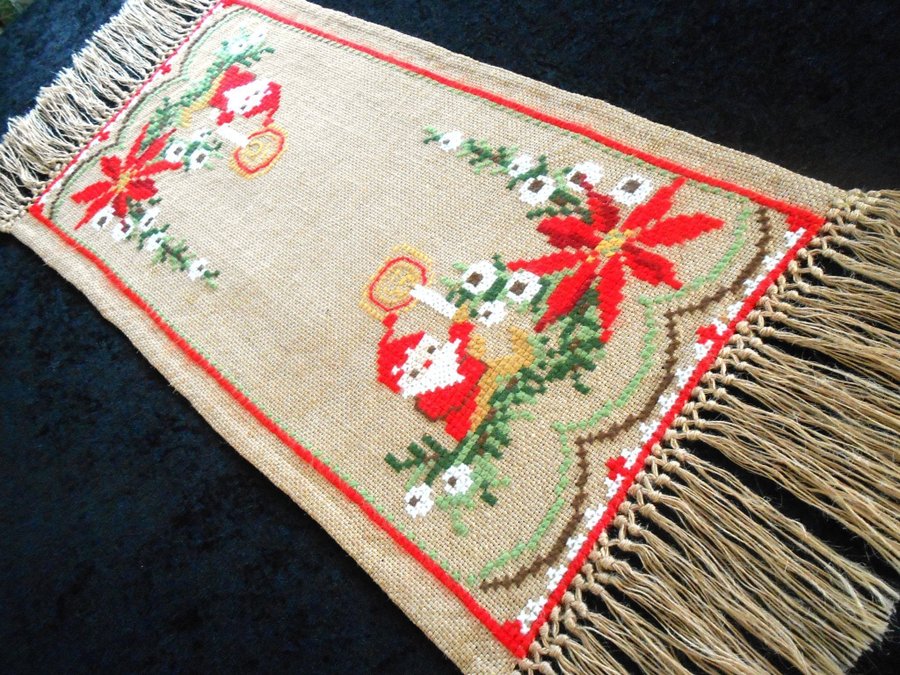 MYSIG HANDBRODERAD BONAD JULMOTIV PÅ BEIGE VÄV MED FRANS. 98 X 38 CM.