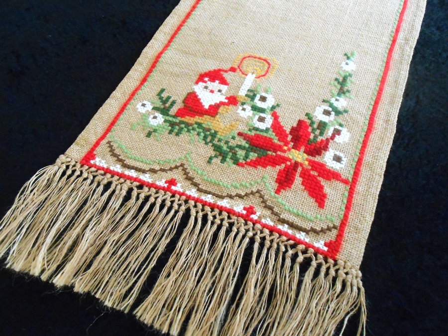 MYSIG HANDBRODERAD BONAD JULMOTIV PÅ BEIGE VÄV MED FRANS. 98 X 38 CM.