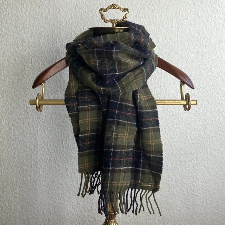 Klassisk rutig Barbour halsduk i 100% ull i nyskick 180x26cm pin