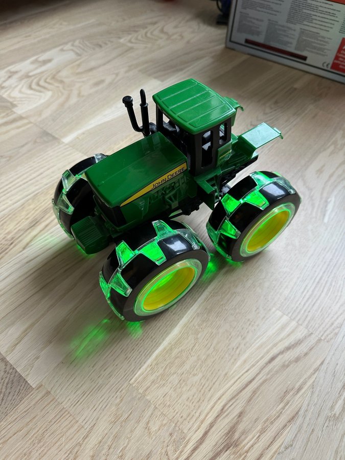 John Deere - Tomy - Traktor med monstertruckhjul med belysning