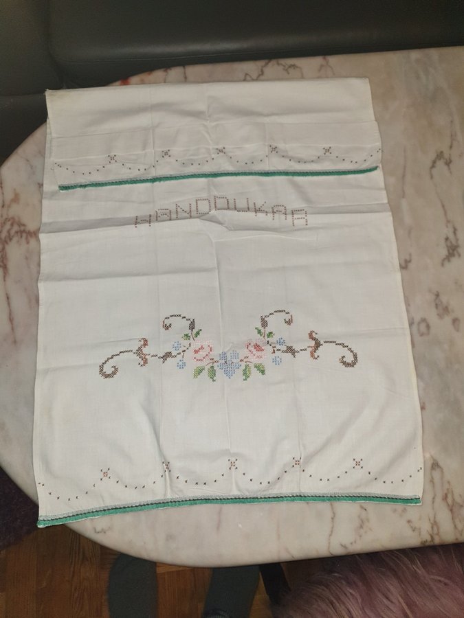 Tre Paradhanddukar handbroderade vintage 10/20 tal och 30/40 tal