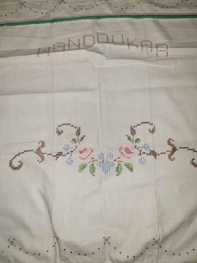 Tre Paradhanddukar handbroderade vintage 10/20 tal och 30/40 tal