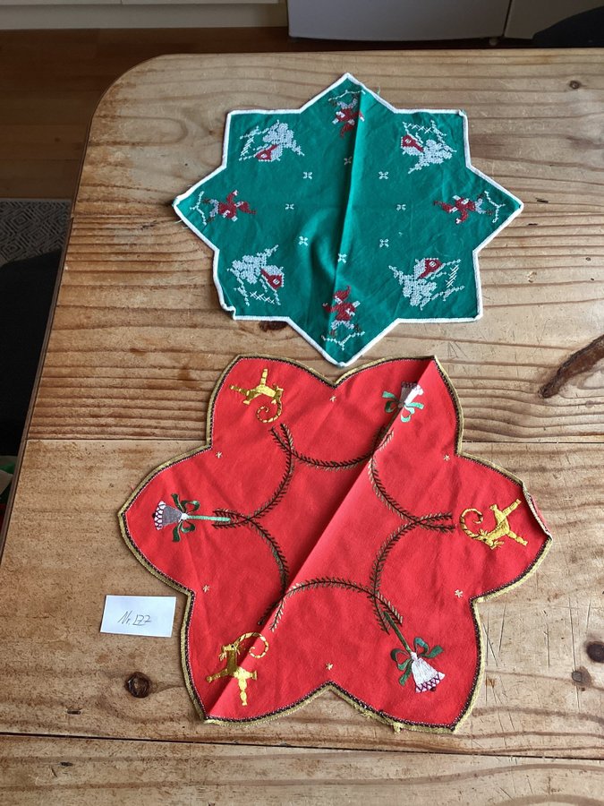 Juldukar broderade med julmotiv