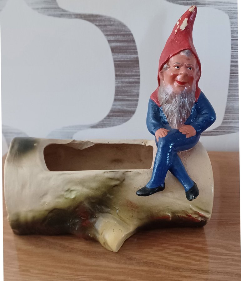 Vintage Tomte som sitter på trädstam