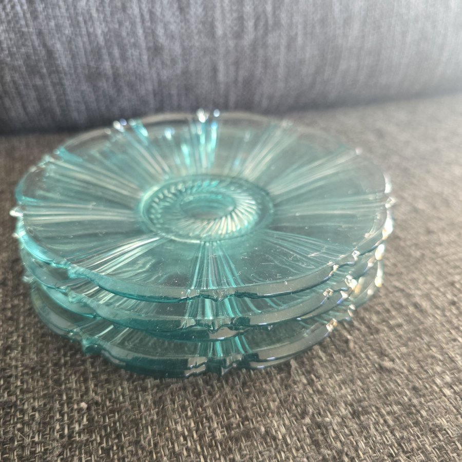 5st Äldre Assietter - Glas - Grönaktiga - Diameter ca 16,5 cm