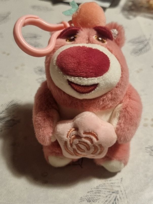 Oanvänd väsksmycke/nyckelring (gosedjur): Rosa björnen Lotso (Toy Story 3)