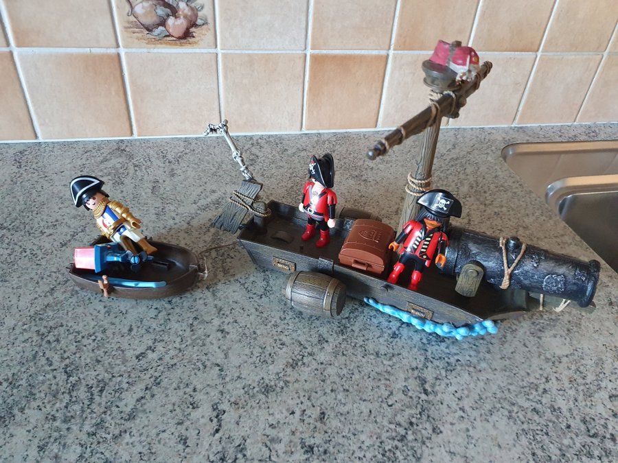 PLAYMOBIL - Piratskepp med kanon och figurer