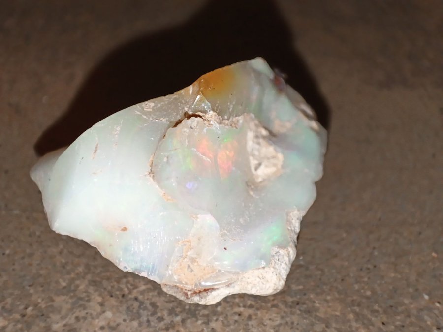 Opal med skimrande röd/rosa färg 13.4ct