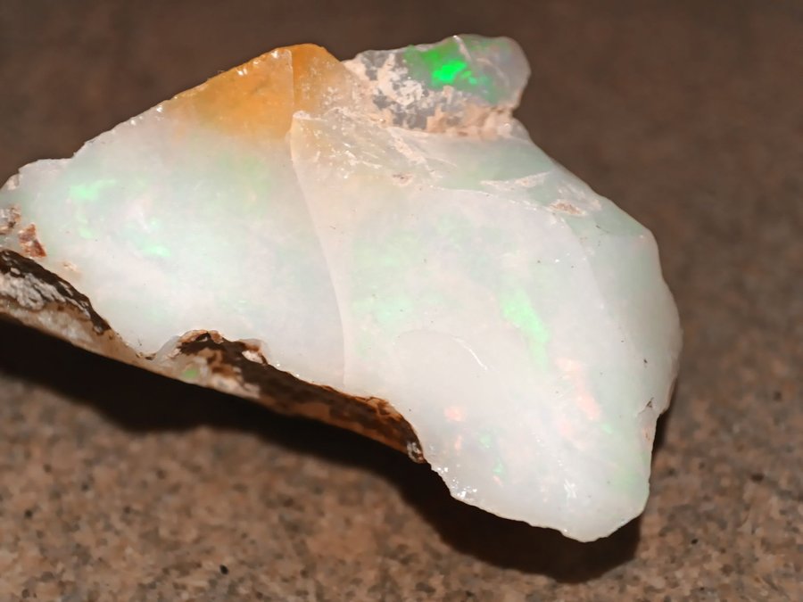 Opal med skimrande röd/rosa färg 13.4ct