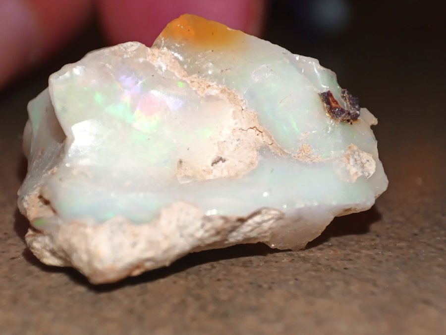 Opal med skimrande röd/rosa färg 13.4ct