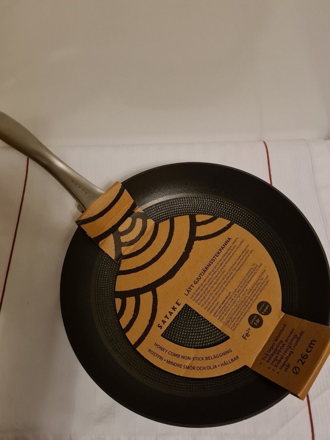 Ny Satake lätt gjutjärnsstekpanna med Honeycomb Non-Stick beläggning 28 cm