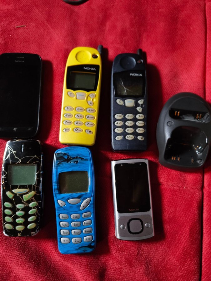 6 st Nokia telefoner (Nokia 5110 Nokia 3210 Nokia 3310 Nokia 6700s Nokia 710 RM-