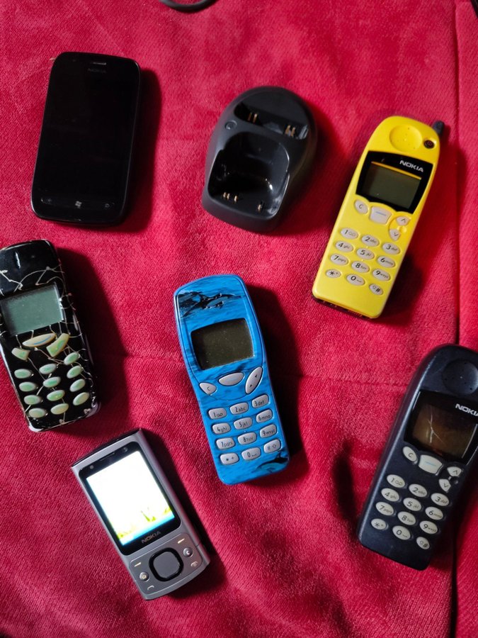 6 st Nokia telefoner (Nokia 5110 Nokia 3210 Nokia 3310 Nokia 6700s Nokia 710 RM-