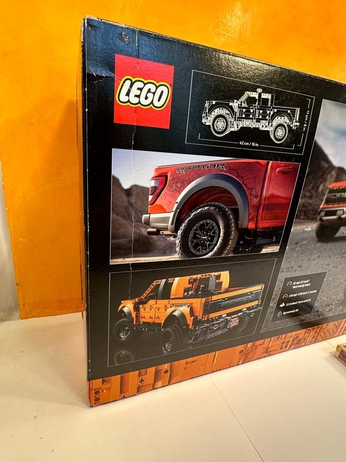 LEGO 42126 Technic Ford F-150 Raptor Pickup ( oanvänd ) Obruten förpackning.