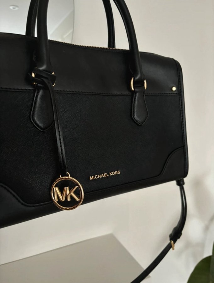 Handväska Harrison Medium Leather Satchel från Michael Kors med rem