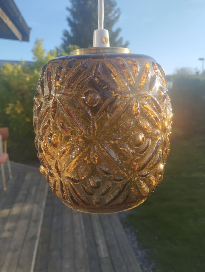 Vintage fönsterlampa i amberfärgad glas  mässing, 1960-tals