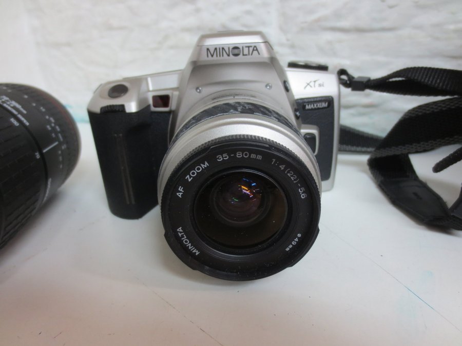 Minolta XTsi Analog SYstemkamera med 2 objektiv och blixt