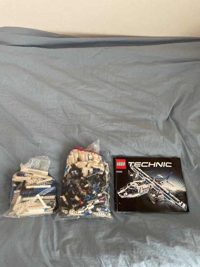 Lego Technic Cargo Plane 42025 - Fraktflygplan