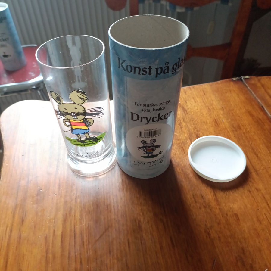 Glas i kristall med motiv från Lasse Åberg