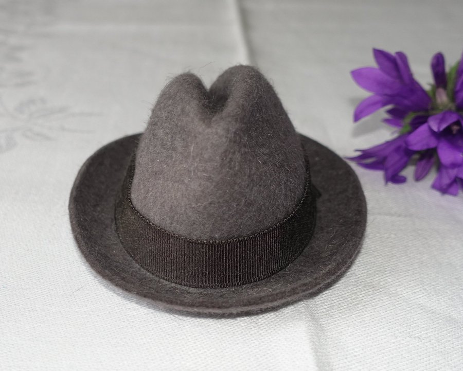 Hückel/ Miniatyrhatt/ Vintage/ Liten hatt i ullfilt/ Grå hatt i miniatyrmodell