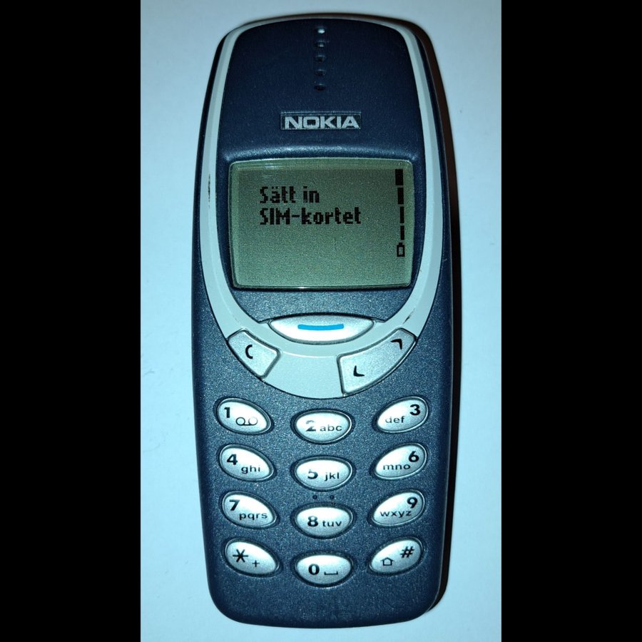 Nokia 3310 med laddare.