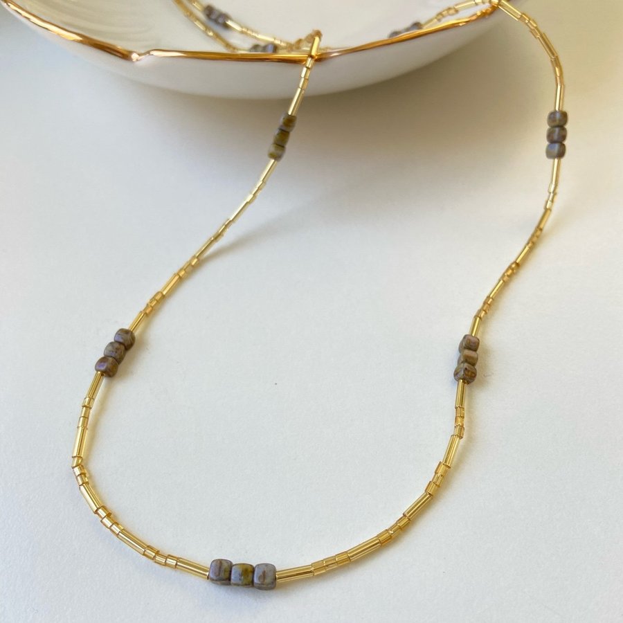 Guld/Grågrön lines and cubics beaded long necklace