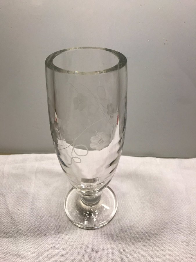 Fin vas på fot / pokal / högt glas. Från Reijmyre glasbruk. Handblåst.