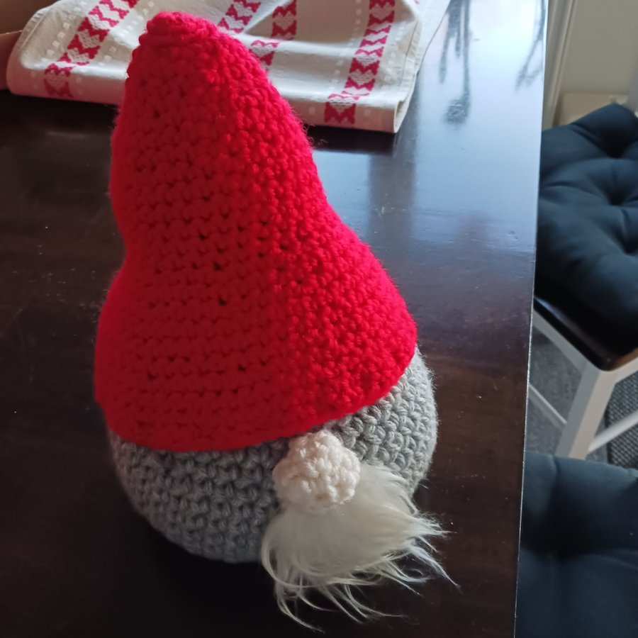 Handgjord tomte i grått och rött