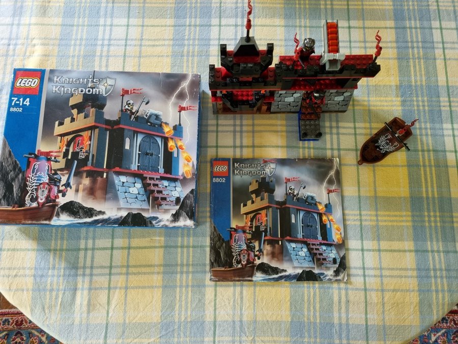 Komplett LEGO 8802 Dark Fortress Landing med manual och box