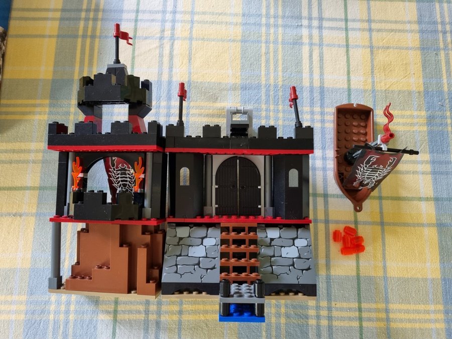 Komplett LEGO 8802 Dark Fortress Landing med manual och box