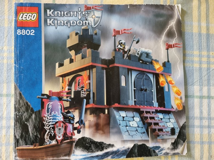 Komplett LEGO 8802 Dark Fortress Landing med manual och box