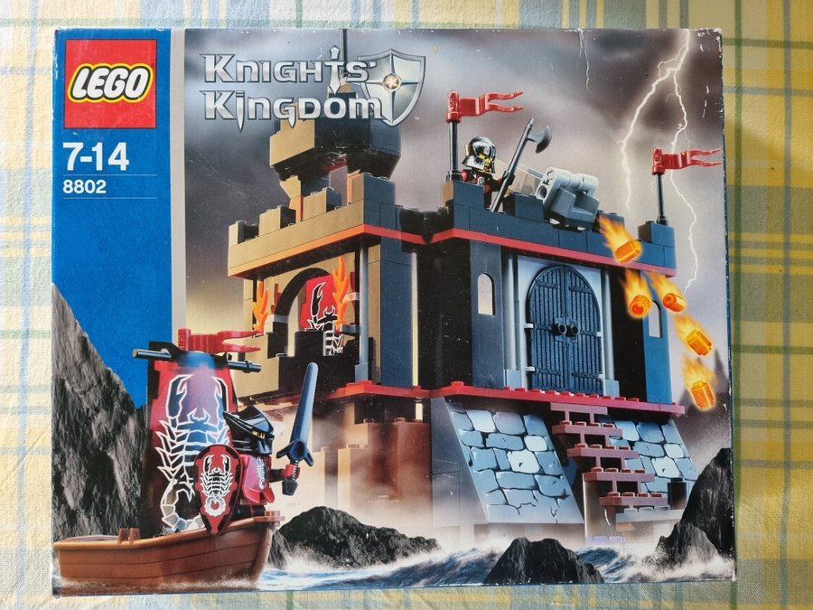 Komplett LEGO 8802 Dark Fortress Landing med manual och box