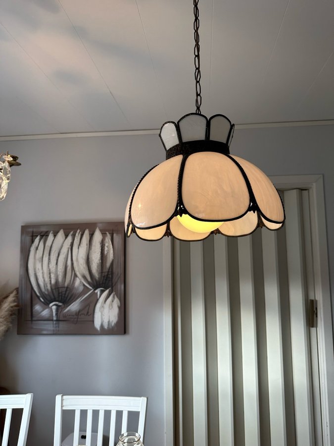 Vit Äldre Taklampa Tiffany Stil med stor klot i perfekt skick retro vintage