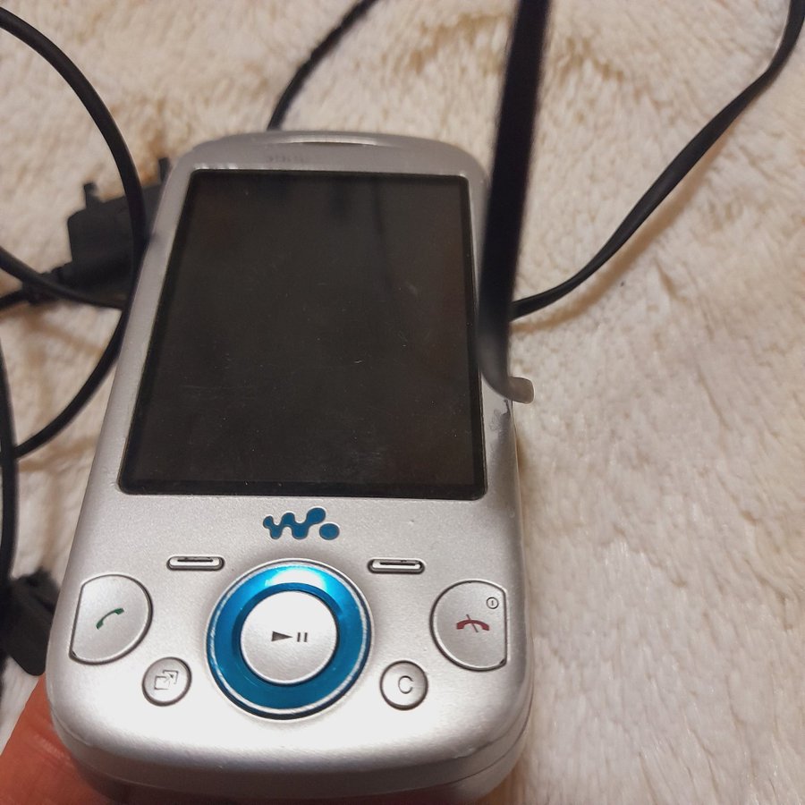 Äldre Sony Ericsson Vintage med laddare och hörlurar