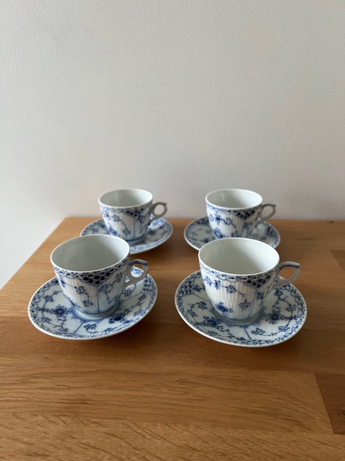 Royal Copenhagen ”Musselmalet” Halvblond Kaffekoppar med fat