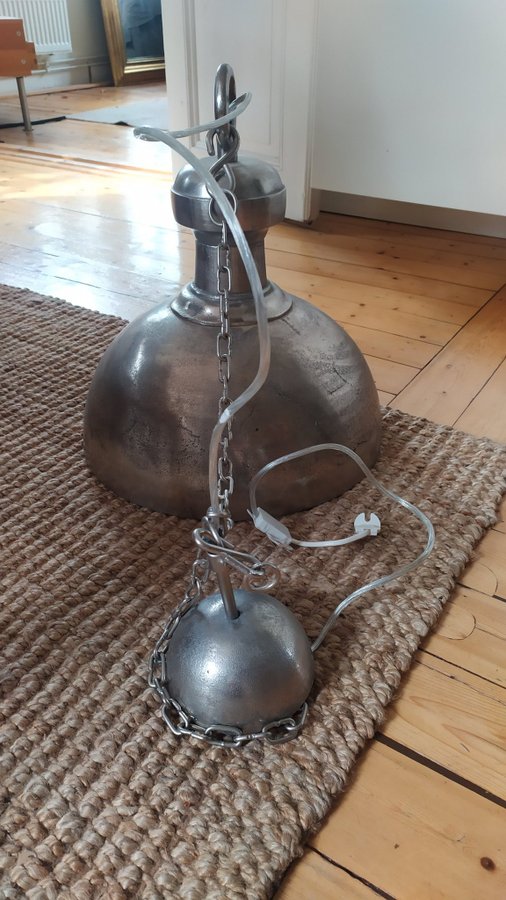 Taklampa i silverfärgad metall 42 cm hög