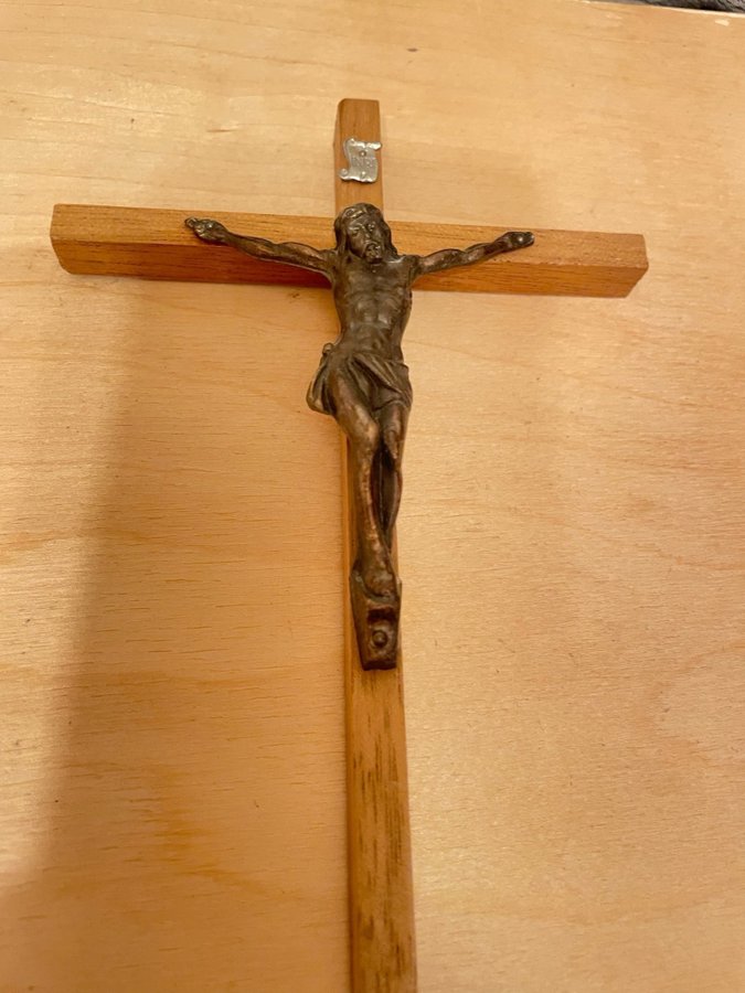 Träkors med Jesusfigur