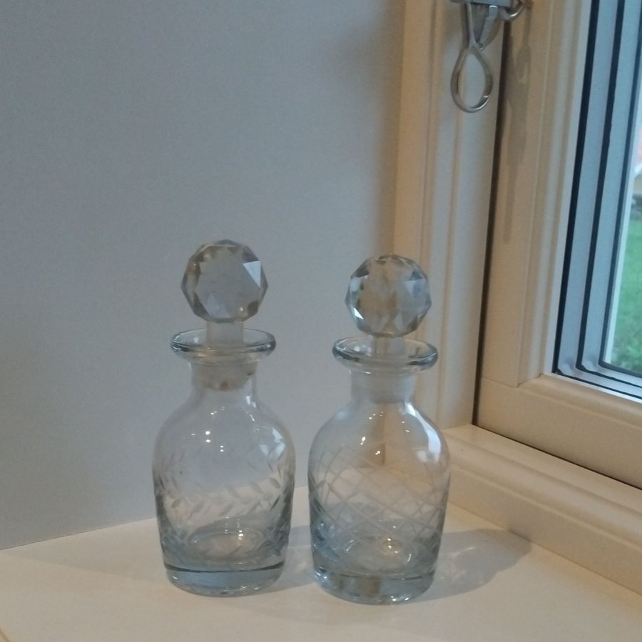 2 st gamla glasflaskor, parfymflaskor,flakonger, karaffer ,slipat glas, glaskork