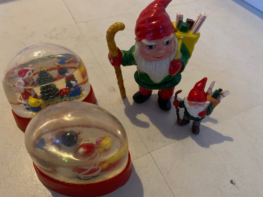 Jultomtar Karen Kjærsgaard snöglob x2 Retro plast. Jul. Tomte