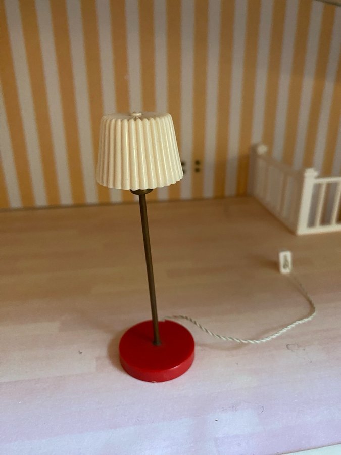 Retro Lundby golvlampa lyser så fint