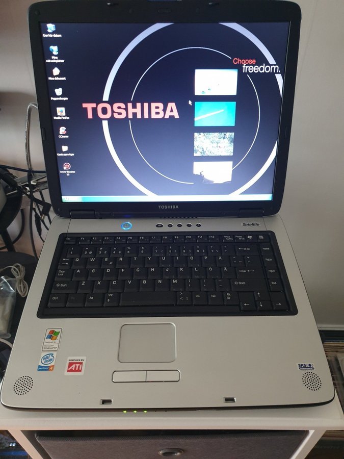 Toshiba Satellite SA60 Windows XP Home med laddare och väska OBS! Läs Text.