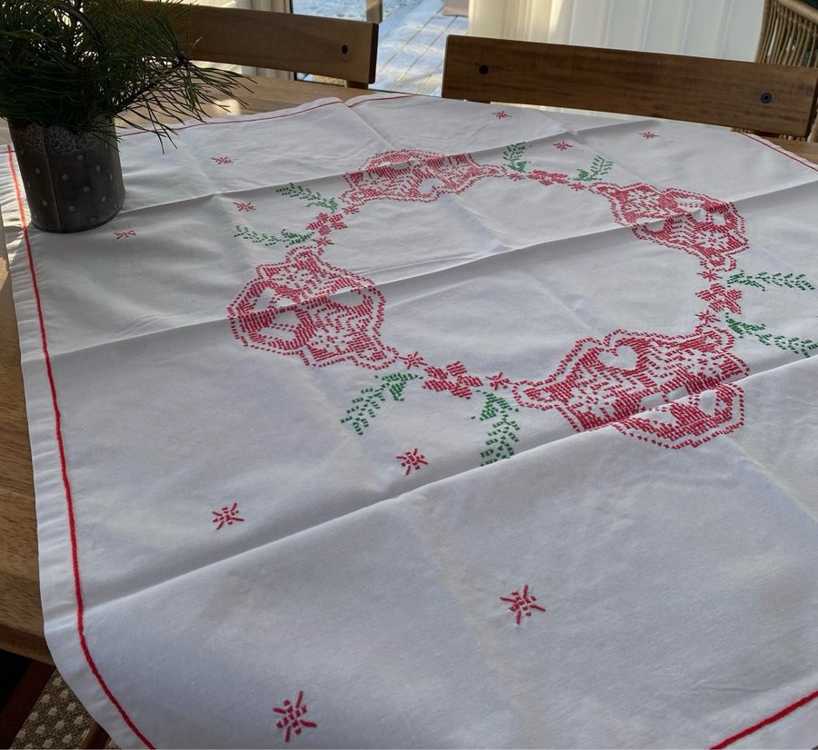 Broderad julduk, bordsduk, jultextil, korsstygn