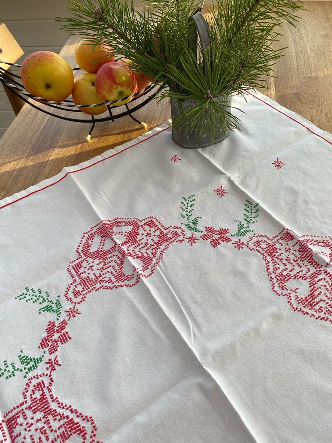 Broderad julduk, bordsduk, jultextil, korsstygn